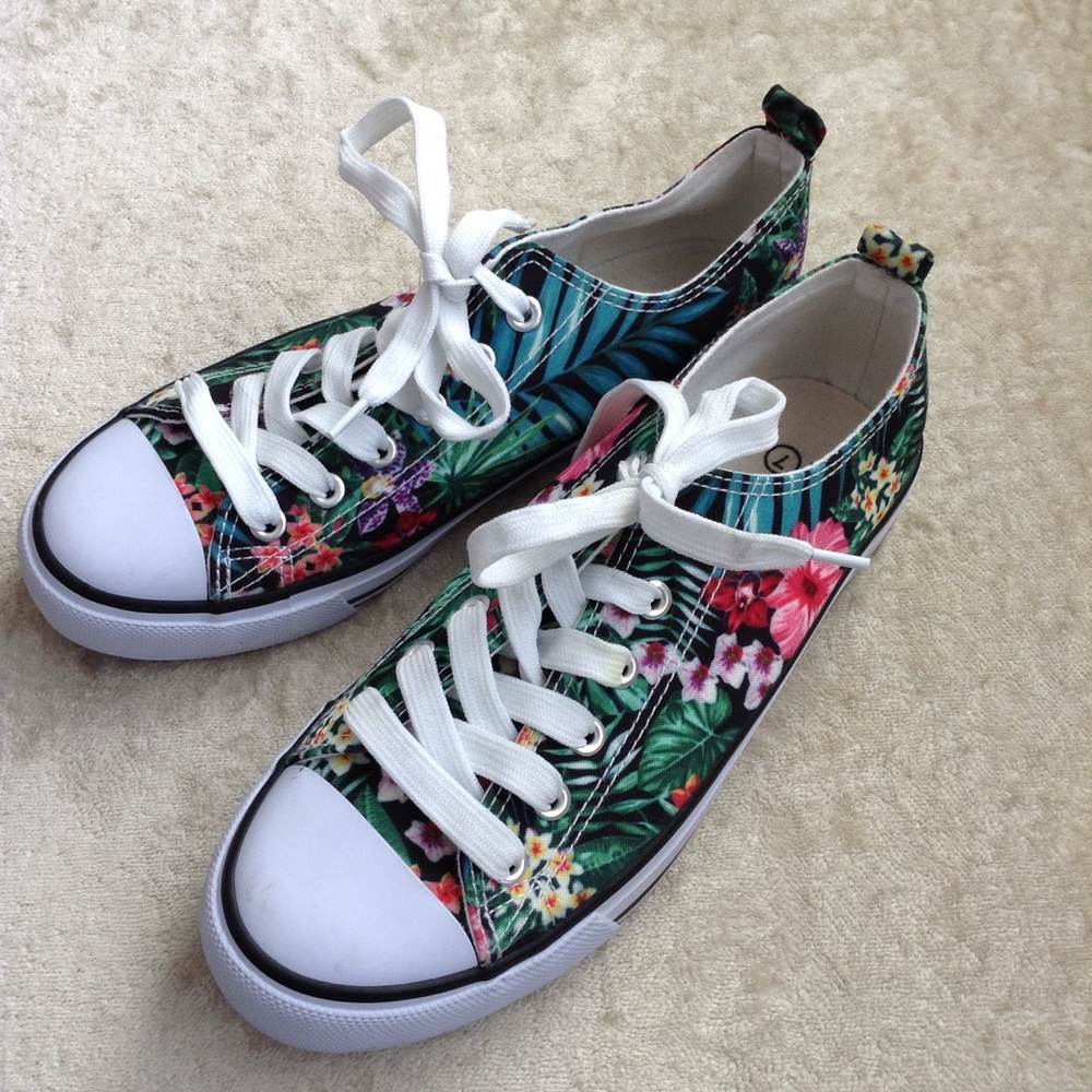 EPIC STEP TROPICAL CANVAS SHOES 7 NWOT